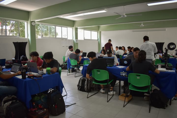 Hackathon ConnecTec 2024 - Equipos trabajando en soluciones innovadoras